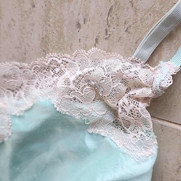 Victoria Secret Cliche - Picture 4 of 10